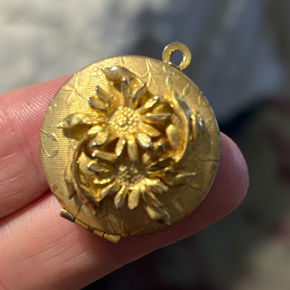 Y2K Vintage Gold Plated Sunflower Locket Necklace | Floral Jewelry Keepsake - Picture 2 of 9
